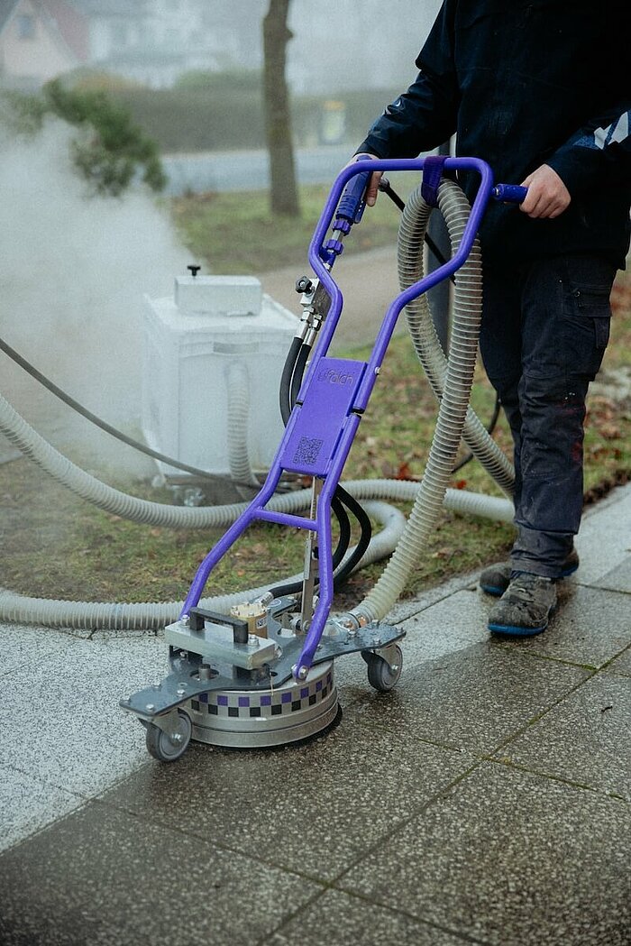 Nahaufnahme von einem Heißwasser-Hochdruckreiniger, den die Malergesellschaft Holzmüller für die professionelle Steinreinigung in M-V nutzt.